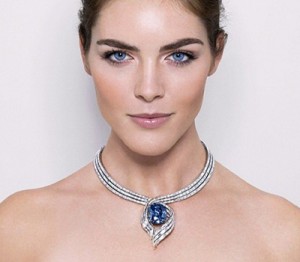Diamant bleu Hope porté par Hilary Rhoda