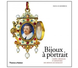 Livre Bijoux à Portrait par Diana Scarisbrick