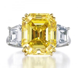 Bague Diamant Jaune Taille Émeraude par Harry Winston