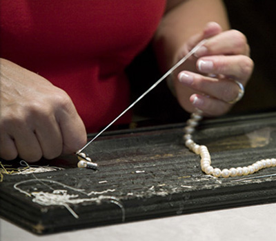 Fabrication d'un collier de perles avec enfilage