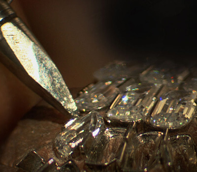Sertissage de diamants en joaillerie